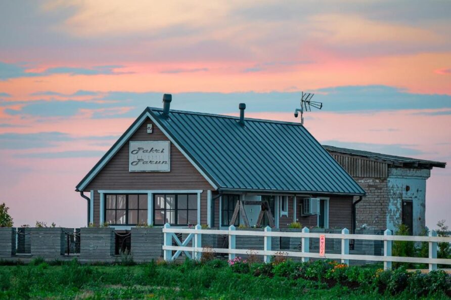 Side house with kitchen/toilet/shower and 2 sleeping loft for 10 people